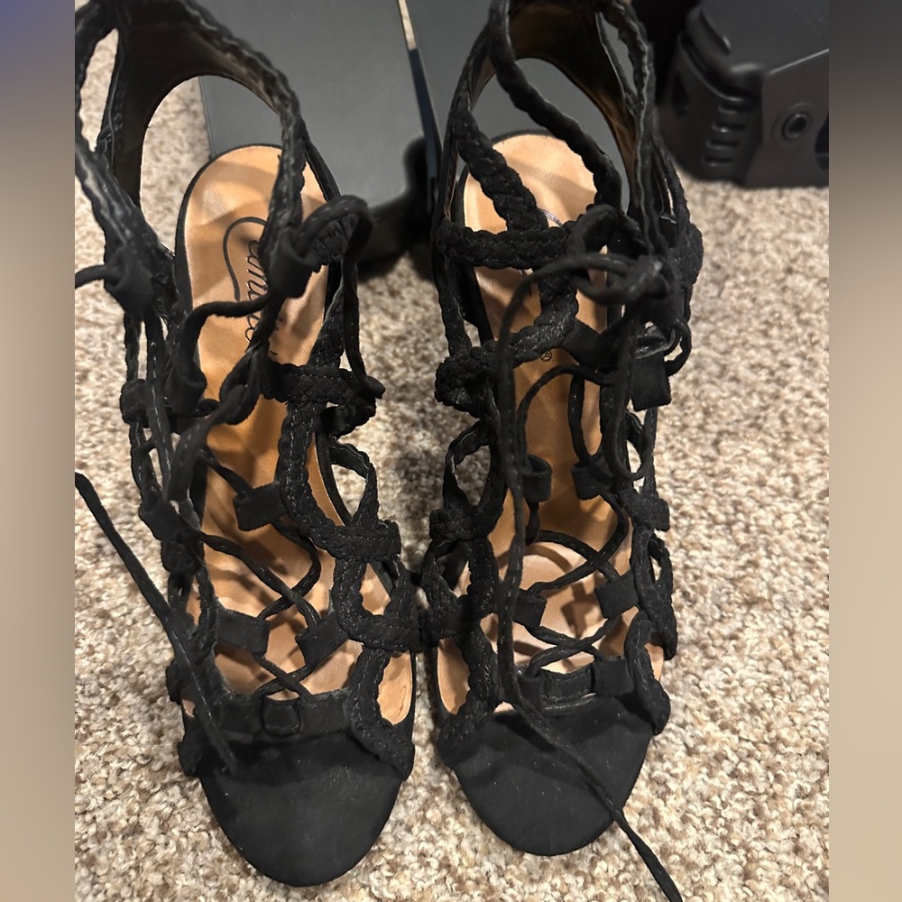 Candice’s Strappy Tie up
